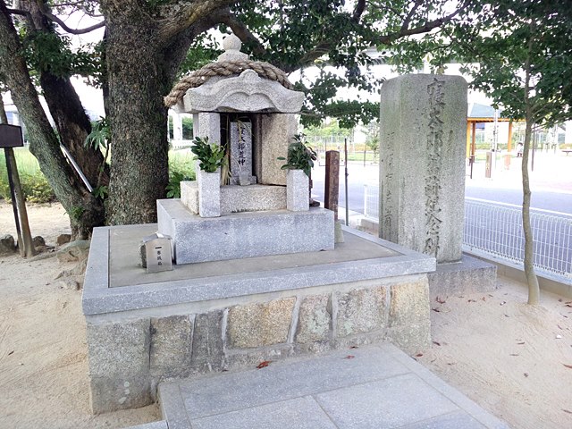 寝太郎荒神社の祠と記念碑（2012年9月撮影、あらや氏）