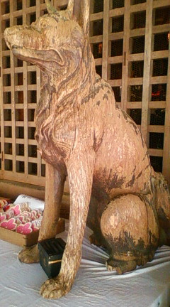 光前寺本堂にあった早太郎像（2009年4月5日のりくん撮影）