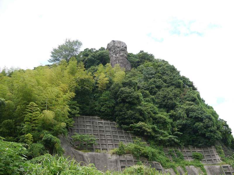 徳川時代の、蜀山人「大田南畝」がこの奇岩を眺めて歌ったことで、一躍名高くなったそうです。（2012年9月撮影、ニャコディ）